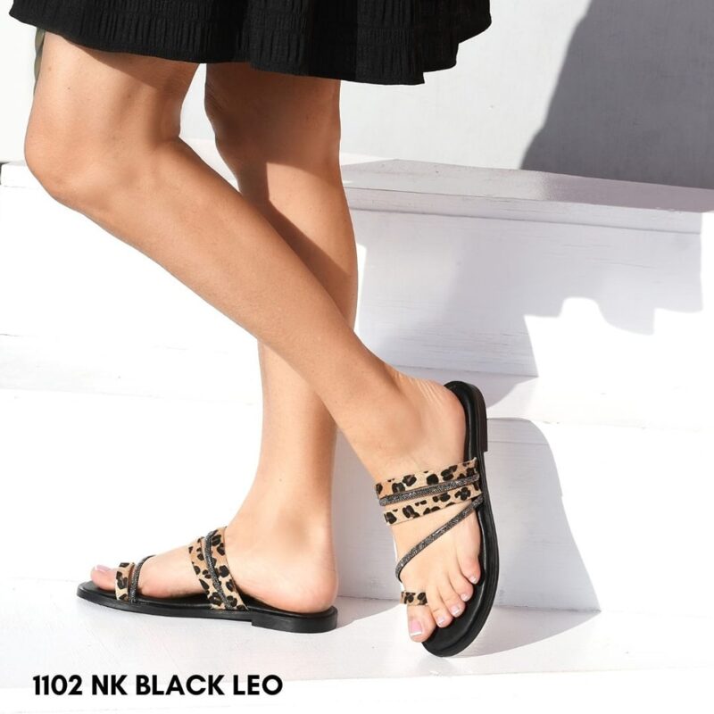 Leather flat sandals 1102
