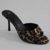 Γυναικεία mules με λεπτό τακούνι σε λεοπαρ χρώμα OM9021