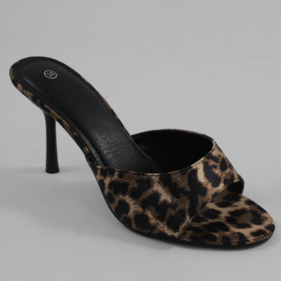 Γυναικεία mules με λεπτό τακούνι σε λεοπαρ χρώμα OM9021