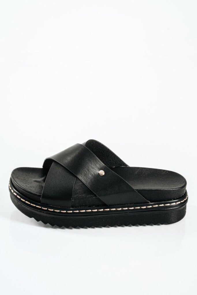 Γυναικεία flatforms με φάσα χιαστί σε μαύρη απόχρωση 240904