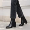 Tamaris μποτάκι 1-25344-47-001 black γυναικείο παπούτσι φορεμένο στο πόδι – Kammenos Shoes
