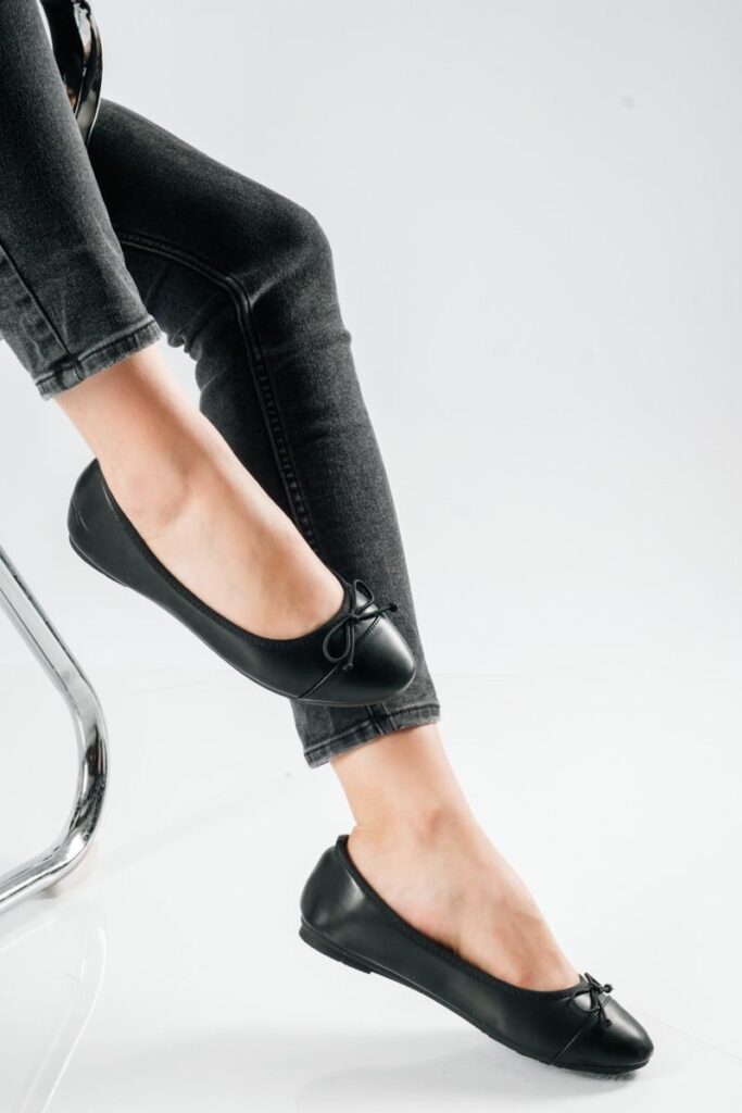 Basic ballerinas 2411 με μικρό φιογκάκι και στρογγυλή μύτη ΜΑΥΡΟ
