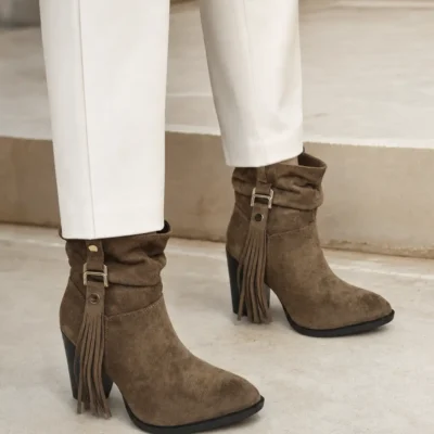 Γυναικεία Μποτάκια πούρο suede Μ0-139 γυναικείο παπούτσι φορεμένο στο πόδι – Kammenos Shoes