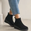 Γυναικεία Μποτάκια suede μαύρα hl256 γυναικείο παπούτσι φορεμένο στο πόδι – Kammenos Shoes