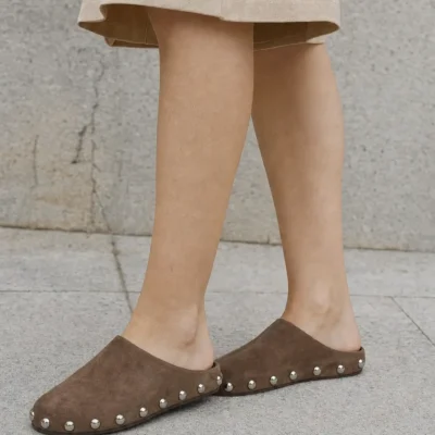 Corina clogs m6615 khaki γυναικείο παπούτσι φορεμένο στο πόδι – Kammenos Shoes