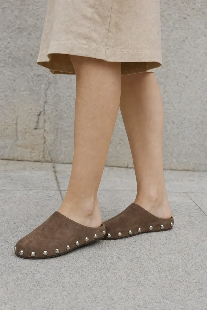 Corina clogs m6615 khaki γυναικείο παπούτσι φορεμένο στο πόδι – Kammenos Shoes